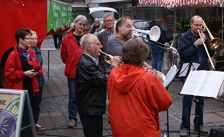 Eröffnung des musikalischen Wochenmarktes mit der stellvertretenden Dekanin Ellen Schneider Oelkers (links im Bild). Foto: Peter Wagner