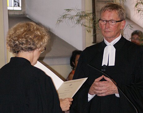 Pröpstin Gabriele Scherle überreicht Dekan Hohmann die Entpflichtungsurkunde (Foto: Peter Wagner)