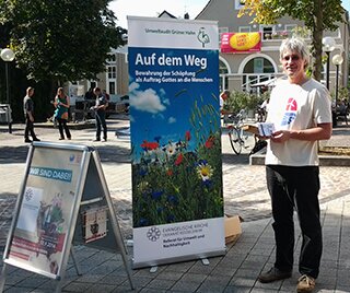 Der Umweltbeauftragte des Dekanats Rüsselsheim, Jörg Wilhelm, am Infostand